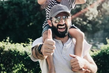 Fotografía de hombre feliz con niño a hombros